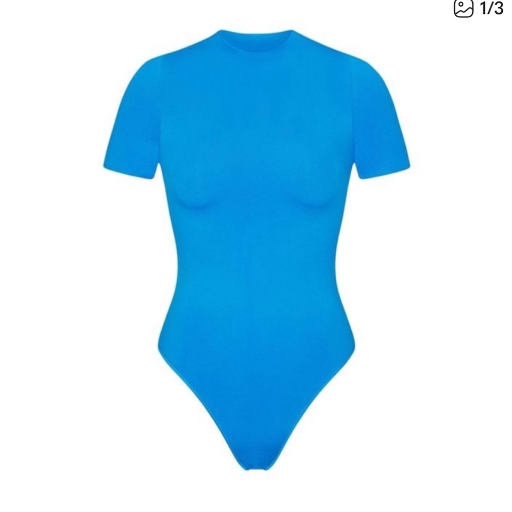 Skims fits everybody t-shirt bodysuit in Mykonos